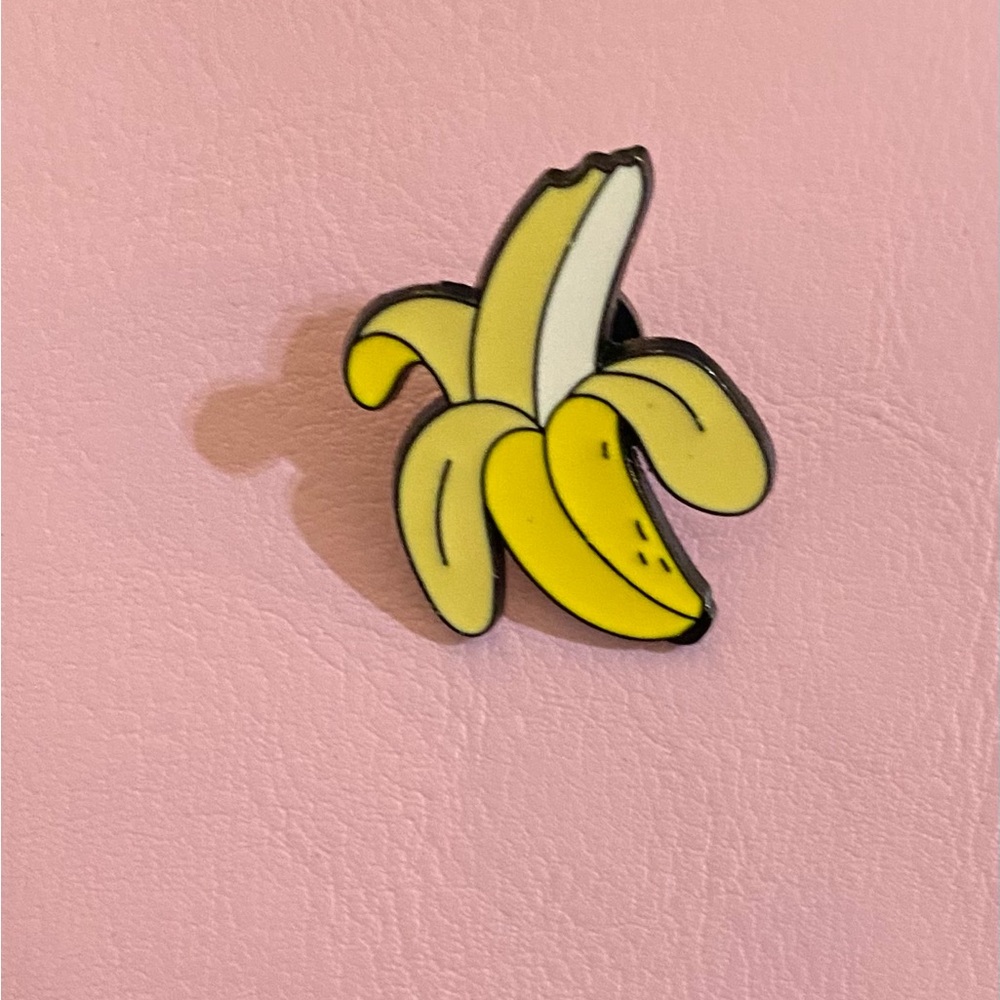 🍌 Cute Banana Enamel Pin – Fun Fruit Accessory!